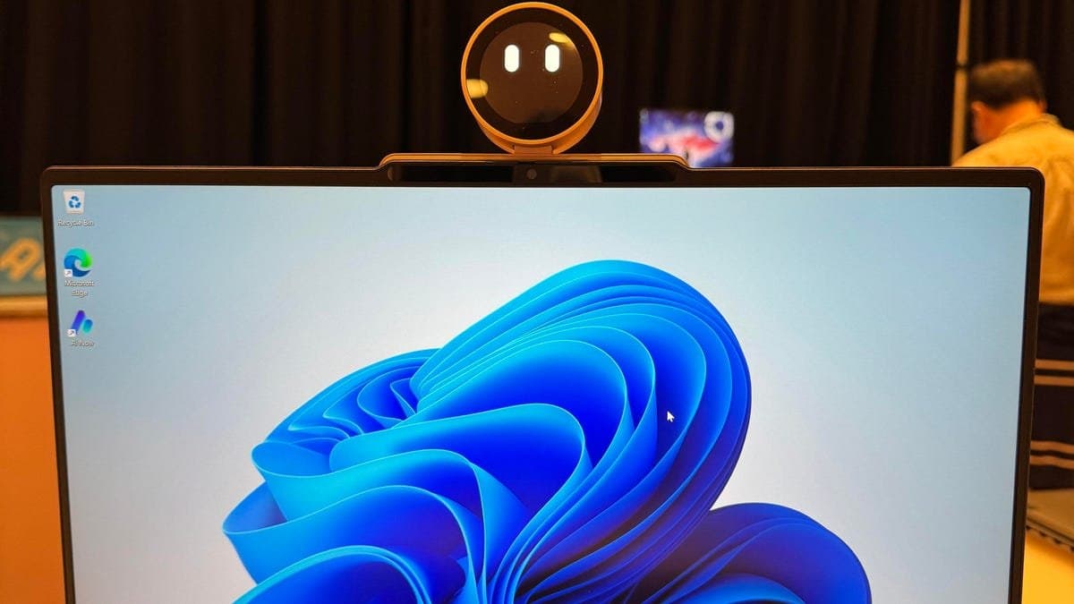 단순한 로봇 그 이상, 강아지 눈망울로 교감하는 레노버 'AI 워크메이트'의 등장